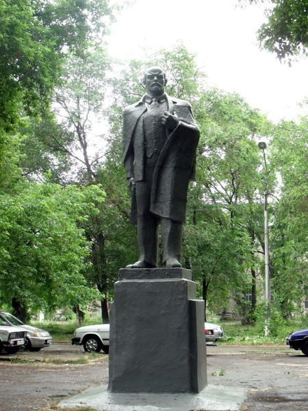 Скульптура В.И. Ленина в заводском сквере.